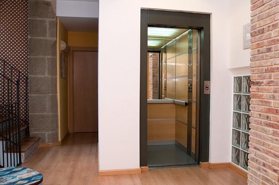 Hotel Villa De Ayerbe Bagian luar foto