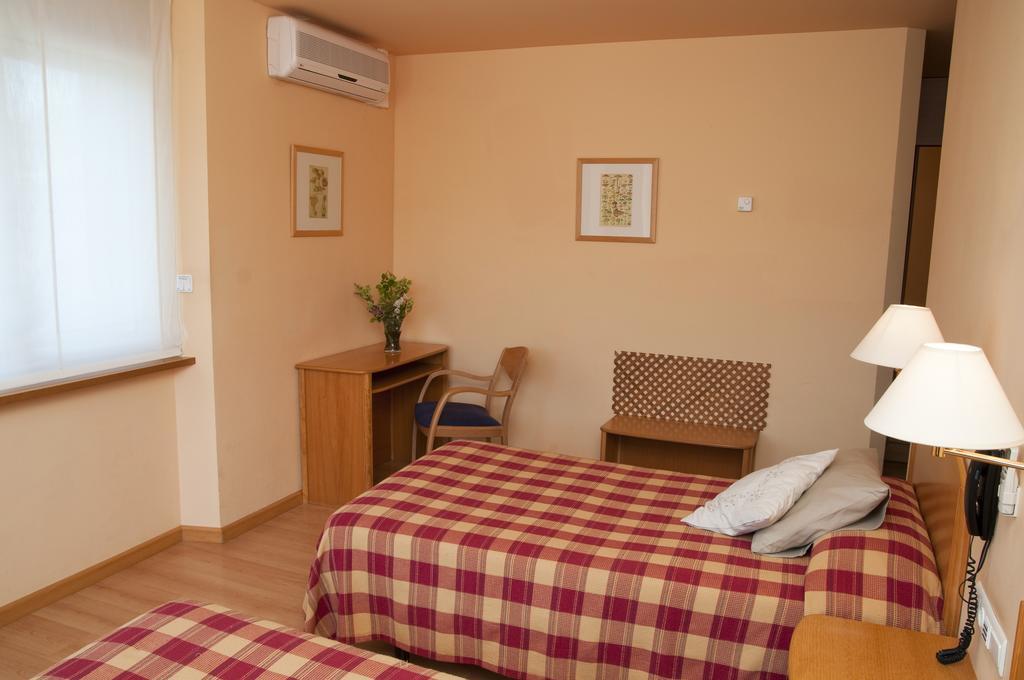 Hotel Villa De Ayerbe Bagian luar foto
