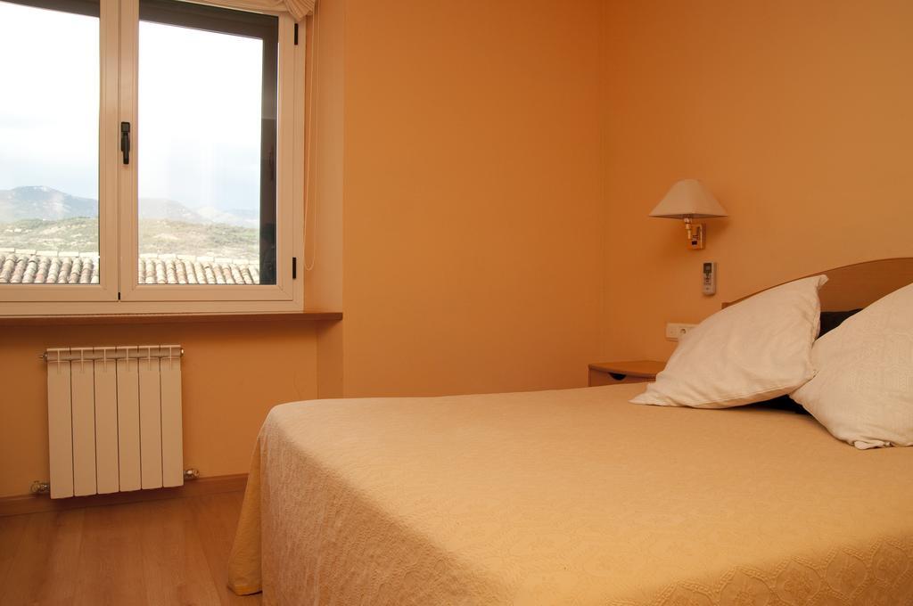 Hotel Villa De Ayerbe Bagian luar foto
