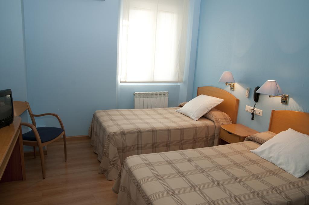 Hotel Villa De Ayerbe Bagian luar foto