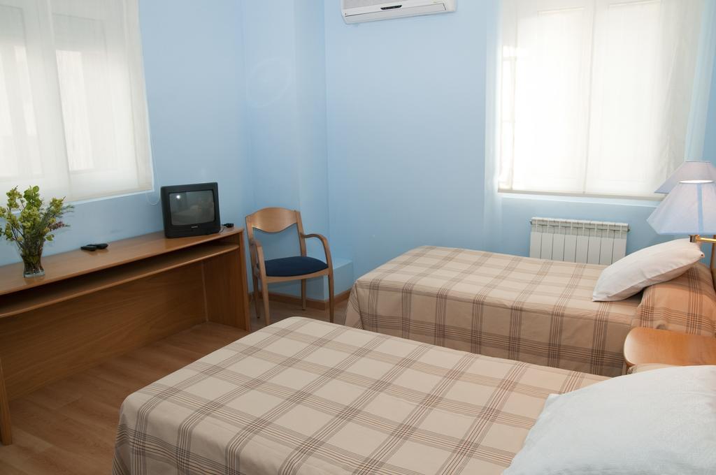 Hotel Villa De Ayerbe Bagian luar foto