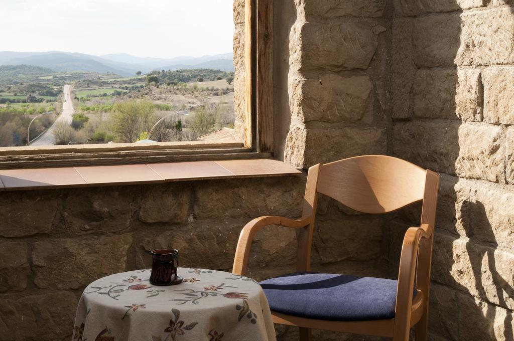 Hotel Villa De Ayerbe Bagian luar foto