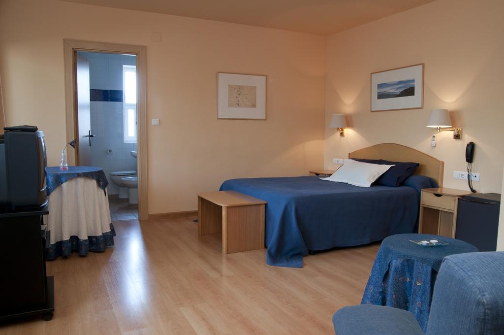 Hotel Villa De Ayerbe Bagian luar foto