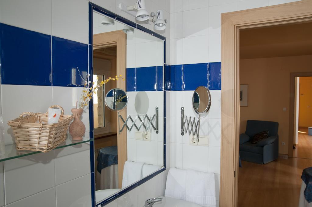 Hotel Villa De Ayerbe Bagian luar foto