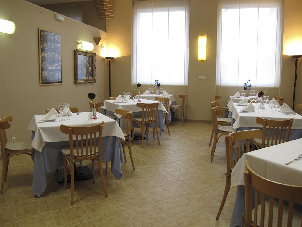 Hotel Villa De Ayerbe Bagian luar foto