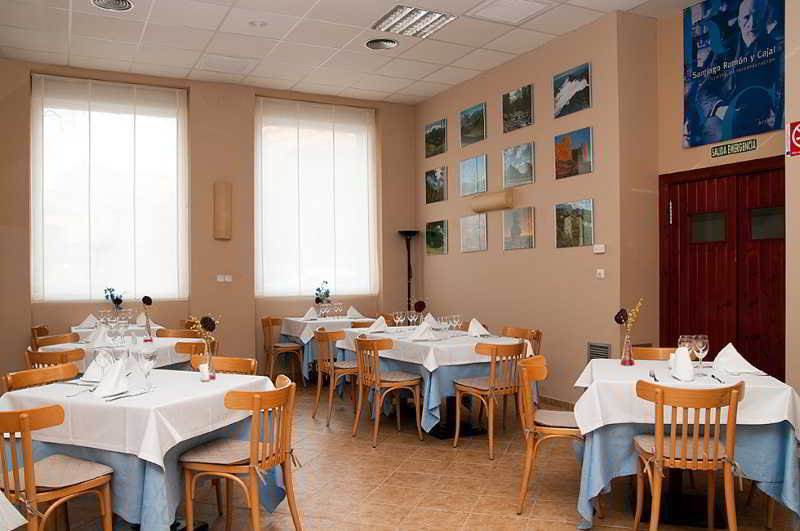Hotel Villa De Ayerbe Bagian luar foto