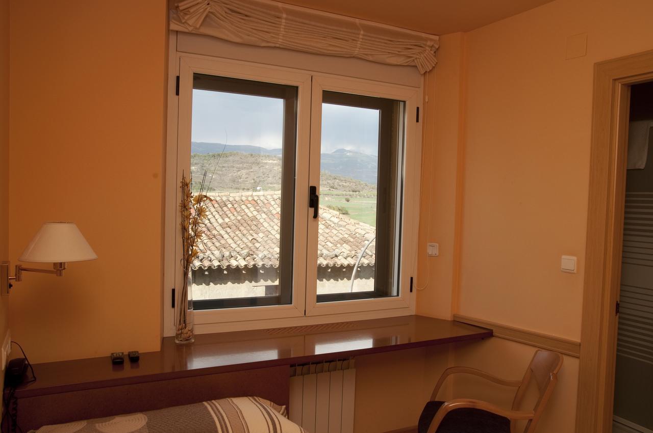 Hotel Villa De Ayerbe Bagian luar foto