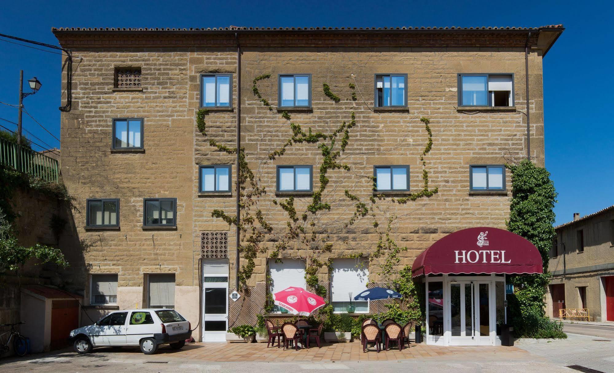 Hotel Villa De Ayerbe Bagian luar foto
