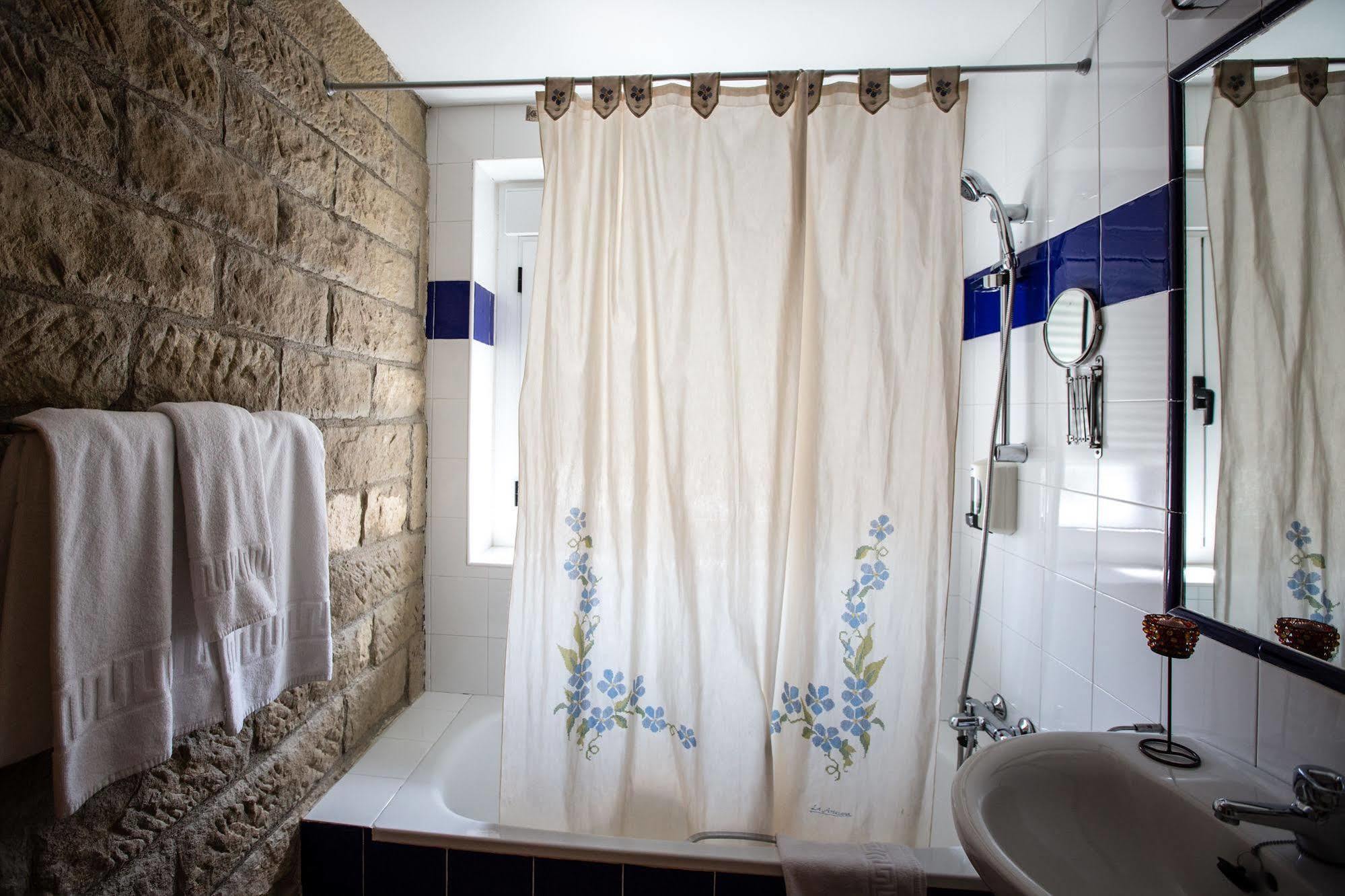 Hotel Villa De Ayerbe Bagian luar foto