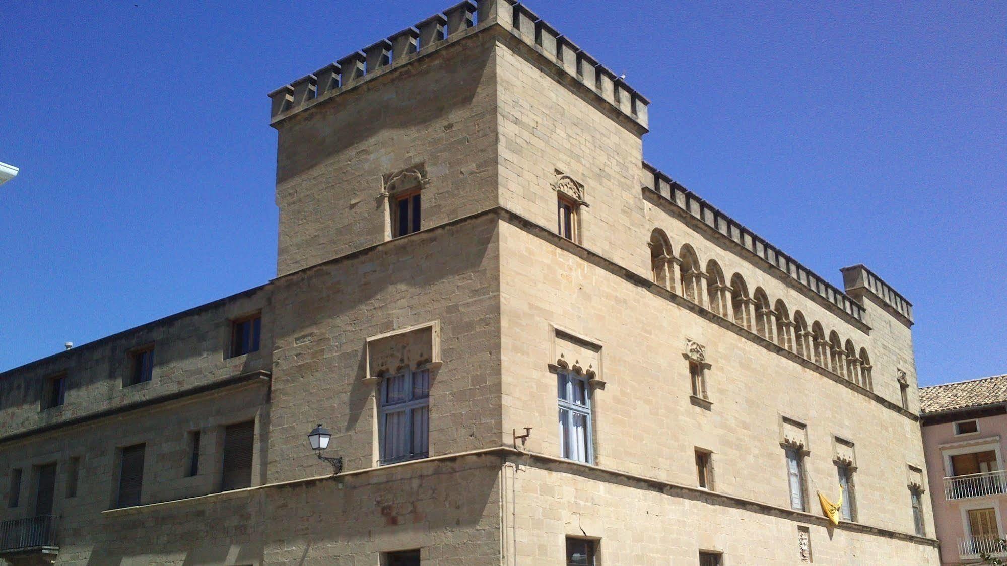 Hotel Villa De Ayerbe Bagian luar foto