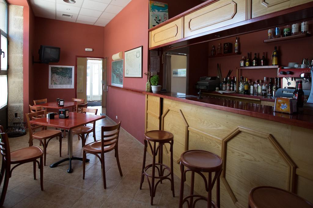 Hotel Villa De Ayerbe Bagian luar foto
