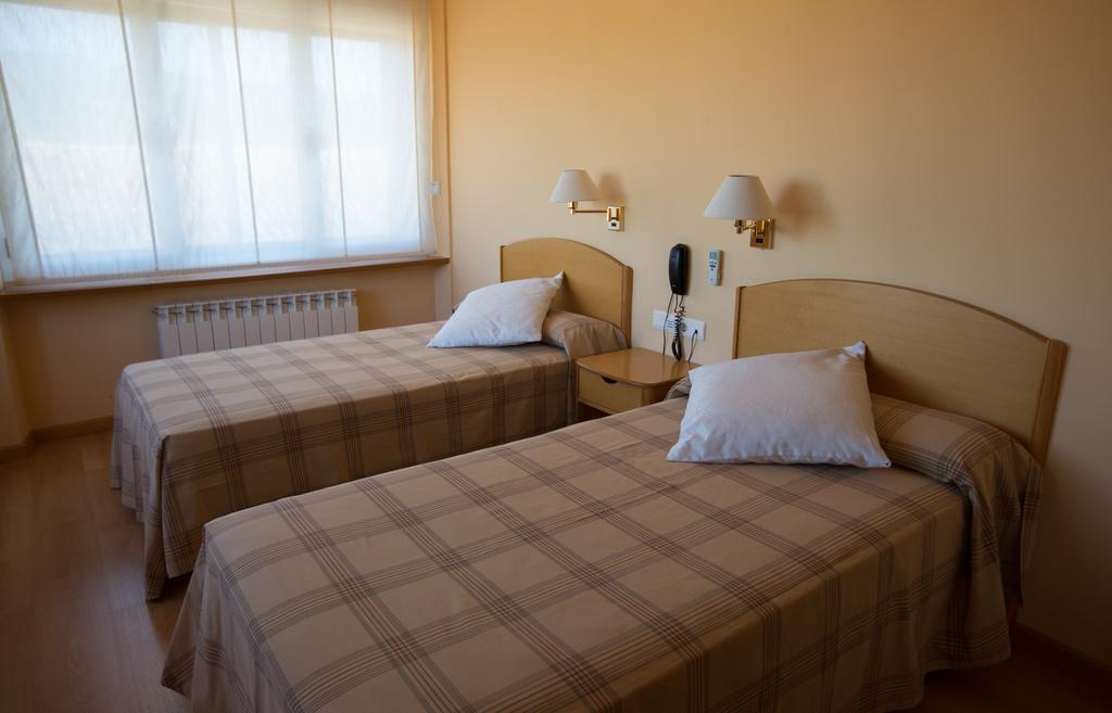 Hotel Villa De Ayerbe Bagian luar foto