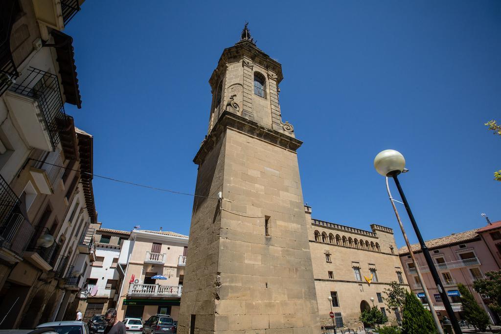 Hotel Villa De Ayerbe Bagian luar foto