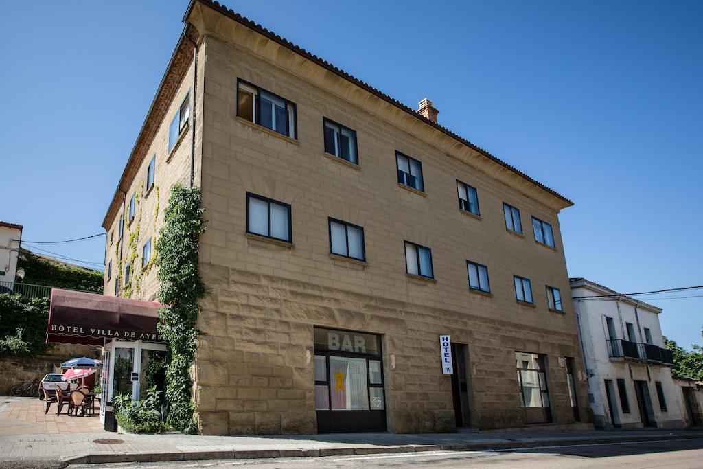 Hotel Villa De Ayerbe Bagian luar foto